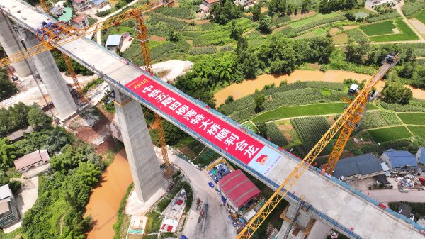 盈富忧配 最高达79米 成渝中线高铁最高桥顺利合龙