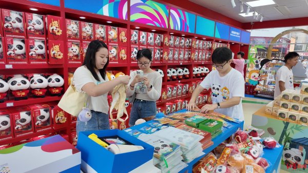 富裕配 五店同开！成都世运会官方特许商品零售店亮相春熙路